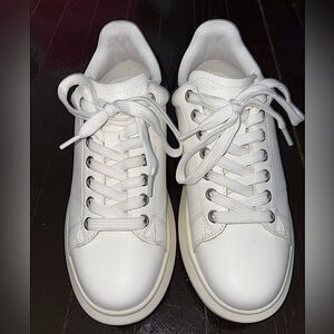 Steve Madden “FROSTED WHITE MULTI”
Size 8
6.5/7 Youth